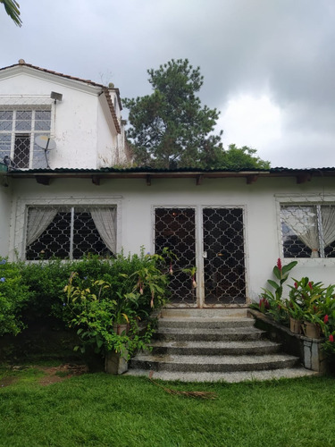 Best House Vende Estupenda Casa En El Country Club Chacao, Caracas.