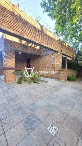 Casa De Categoría En Venta 4 Dormitorios Sobre Avenida Burgues En Prado Padrón Único