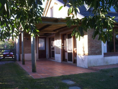 Casa En Pinares Con Vista Parcial Al Mar- Ref: 3807