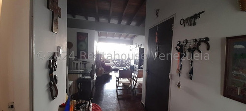 Apartamento Tipo Pent House En Venta. Urb. Santa Inés.