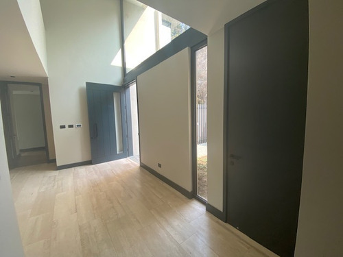 Imagen 2 de 20 de Elegante Casa En Condominio -santa Maria De Manquehue