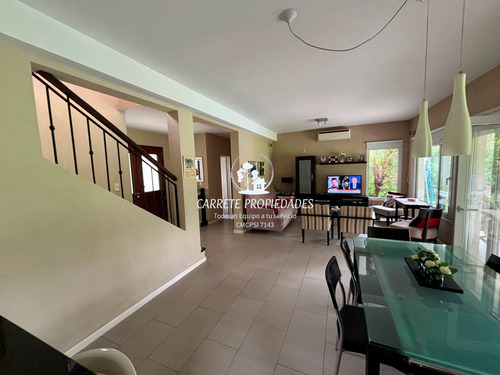 Casa En Venta Los Jazmines De 3 Dormitorios Y Dependencia. Pilar Del Este.