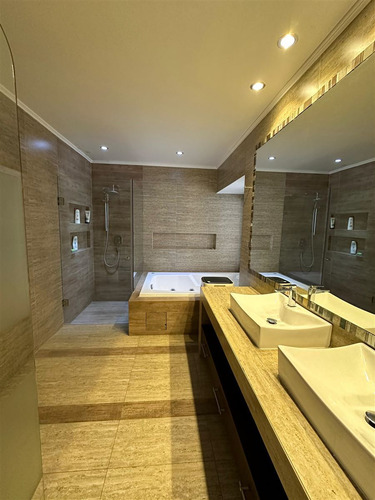 Casa Completamente Remodelada, Inmejorable Ubicación
