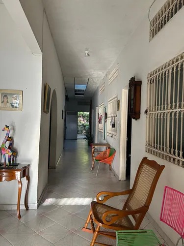 Casa Rentable Con 2 Apartamentos Y Un Local