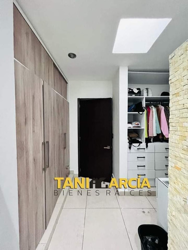 Vendo Casa Excelente Ubicación, Frente A Plaza Shangrila