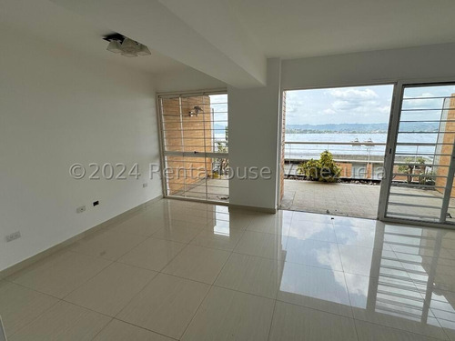 Espectacular Apartamento Duplex Con Clima De Montaña Y Terraza, Urb. Alto Hatillo. Mo 24-24908