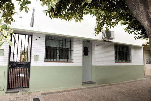 Venta De Casa 2 Dormitorios En La Plata, Apta Profesional