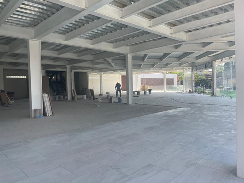 Local En Renta De 350 A 400m2 Nuevo, El Local Se Ubica En Planta Baja En Plaza Comercial Nueva.