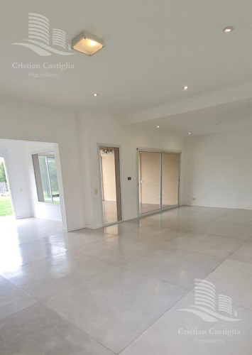 Casa En Venta San Isidro Labrador - 5 Ambientes Con Dependencia De Servicio