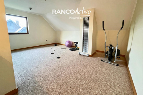 Casa En Venta En Los Arrayanes, Isla Teja Sur, 3 Niveles
