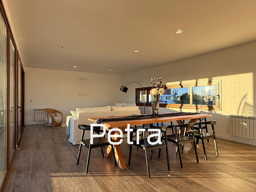 Casa En Venta En Costa Esmeralda. Fondo Al Polo. 5 Habitaciones.