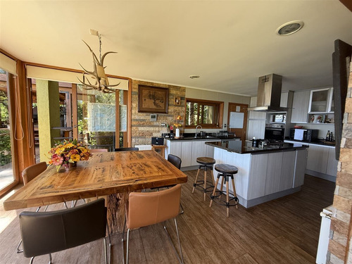 Casa En Venta De 4 Dorm. En Pucón, Los Riscos