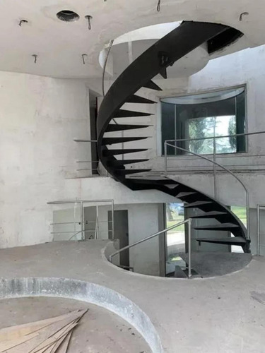 Casa En Venta - 4 Dormitorios 6 Baños - 1.530mts2 - Villa Udaondo