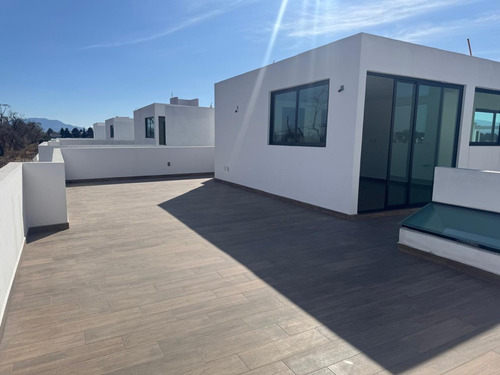 Exclusiva Casa En Venta, Moderna Casa Amplia Con Excelente Ubicación En La Exclusiva Zona Residencial De Metepec