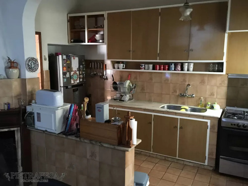 Casa En Venta Con Renta 4 Dormitorios 2 Baños Con Garaje Y Patio- Av. San Martín - Cerrito