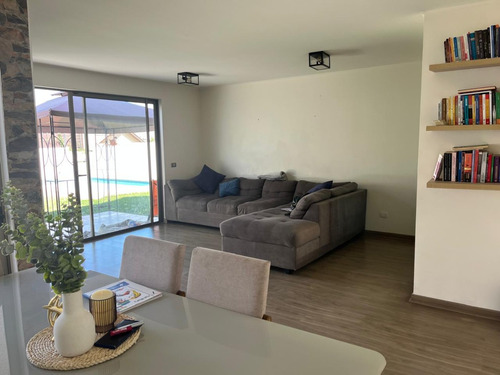 Casa Con 4 Dormitorios, En Condominio Con Control De Acceso