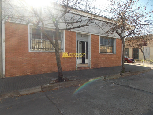 Gran Local Con Apartamento En Esq. Único De Su Tipo.
