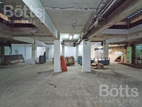 Imagen 4 de 16 de Gran Depósito Con Entrada De Autos, En El Límite De Boedo, Parque Patricios Y Nueva Pompeya