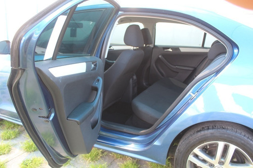 Imagen 10 de 15 de Volkswagen Jetta Trendline Aut Azul 2017
