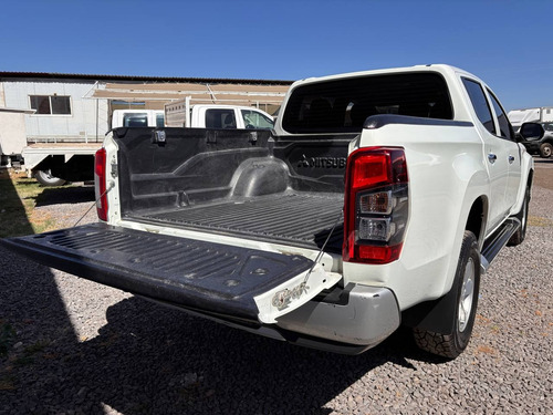 Mitsubishi L200 2.4 Cabina Doble 4x2 Mt