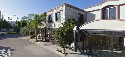 Casa De Dos Niveles Con Amplia Cochera