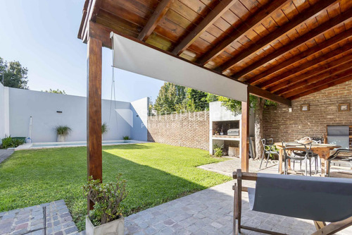 Venta Casa 5 Ambientes Con Jardín, Piscina Y Cochera En Haedo.