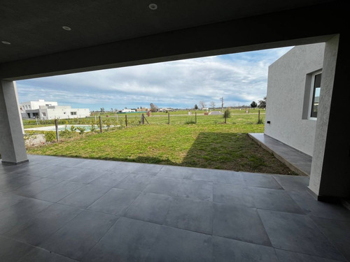 Casa En Venta 4 Ambientes, En San Simon - Canning
