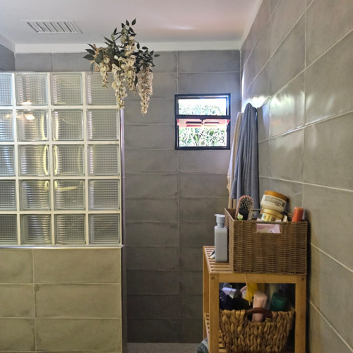 Excelente Chalet De 4 Amplios Ambientes Sobre Lote De 12,99 X 51, Con Garage Cubierto Para 3 Autos, Galeria Con Parrilla, Fondo Y Quincho. Excelente Estado. Nuevo Valor