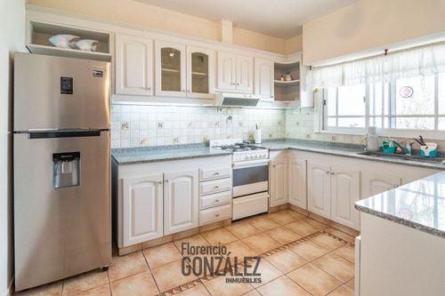 Casa 4 Ambientes Con Patio, Jardin Y Cochera. Apto Credito