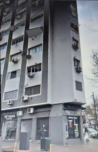 Particular Oficina 2 Ambientes Y Baño ,muchos Muebles De Madera Aire Acondicionado , Pisos Y Electricidad Nuevos Muy Liminos Vista Al Fente Calle 8 Y Vista Sobre Diagonal