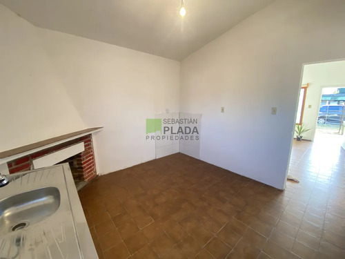 Casa De 2 Dormitorios, Patio Con Entrada Para Auto, En Alquiler En San Carlos