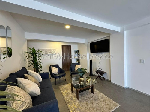 Renta - El Refugio. Penthouse Amueblado, Cuarto De Servicio, Roof, 3 Recámaras
