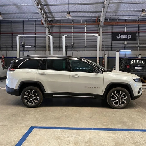 Imagen 12 de 16 de Jeep Commander Overland 7 As. 4x4 2.0 Td C