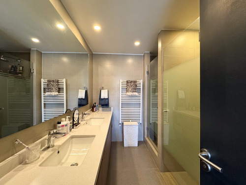 Increíble Townhouse De 3 Pisos En Lo Barnechea Con Azotea