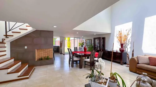 Casa En Venta En Calimaya, Con Excelente Mantenimiento.