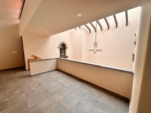 Lomas De Chapultepec, Penthouse De 750m2 En Dos Niveles, Muy Iluminado, 4 Amplias Recamaras Con Vestidor, Sala De T.v., Estudio, Terraza, 3 Lugares De Estacionamiento, Cuartos De Servicio. El E