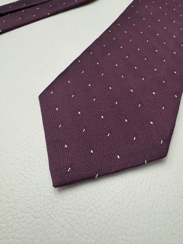 Corbata John Varvatos, Color Vino Con Vivos Blancos Bordó Lisa 1.5 M (Usado)