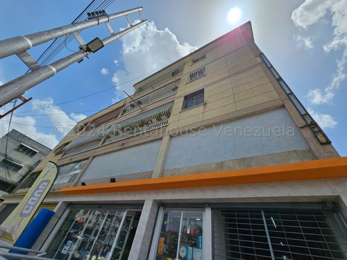 Jip 24-23742. En Venta Cómodo Y Confortable Apartamento De 140 Mts2,  Excelente Oportunidad Para Aquellos Que Buscan Un Hogar Cómodo Y Con Una Ubicación Privilegiada. Urb. El Limón. Maracay