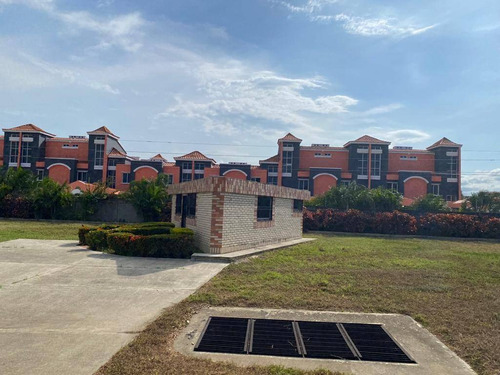 Imagen 12 de 15 de Century 21 Vende Excelente Townhouse