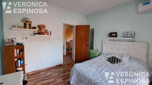 Casa En Venta En Villa Luzuriaga, 5 Ambientes