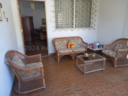 Casa En Venta Excelente Opción En Venta, Inm Esta Hermosa Casa Quinta En Conjunto Privado, Con Amplios Espacios, Buena Distribución, Calle Cerrada. Ciudad Alianza Guacara 24-25000