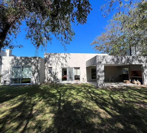 Casa En Venta Con 3 Dormitorios Y Escritorio. Zona De Arboles. Barrio Cerrado San Matias, Escobar