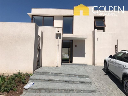 Casa En Venta De 4 Dorm. En Peñalolén