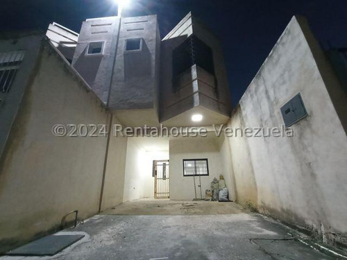 Excelente Townhouse En Obra Blanca Para Remodelar En Venta Ubicado En Las Amazonas Db 24-13863