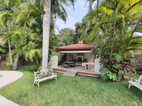 En Privada Con Entorno Arbolado Casa Estilo Colonial