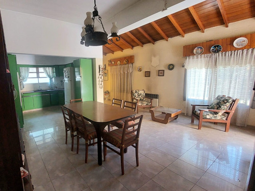 Casa De 3 Ambientes Con Local Y Gran Parque En Zapata Al 700, Banfield Oeste