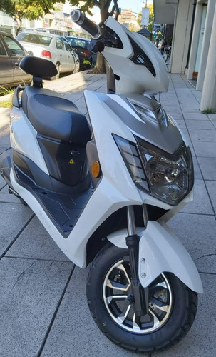 Imagen 9 de 19 de Scooter Sunra Leo Moderna Confortable Urbana Bat Gel D