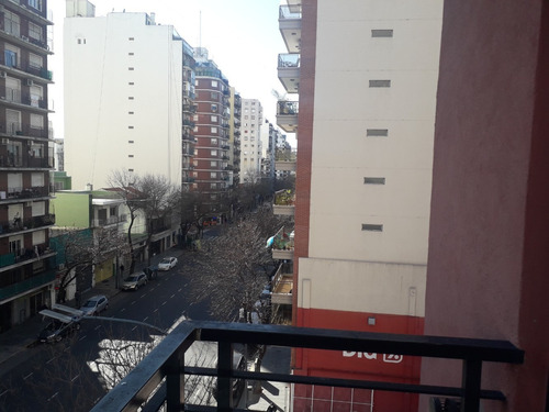 Imagen 3 de 7 de Alquiler Monoambiente Temporario, Muy Luminoso Con Cochera Optativa. Cerca De Fundación Favarolo, Hopitales Milstein Garraghan Cerca Subte H Y E , Se Admiten Mascotas. Dueño Directo