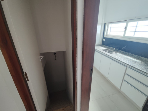 Amplia Casa En Esquina De 4 Ambientes A 2 Cuadras Del Mar!