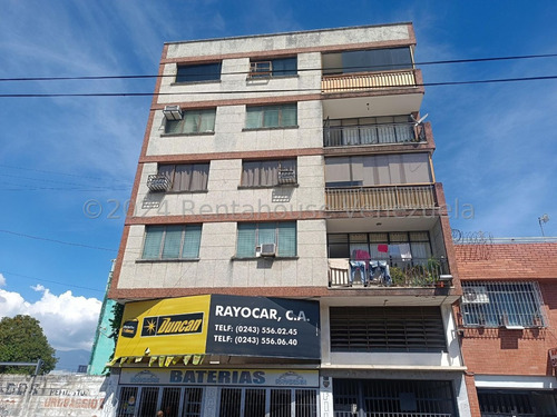 Apartamento En Venta Totalmente Amoblado, Avenida Ayacucho, Maracay 24-14005 Yr